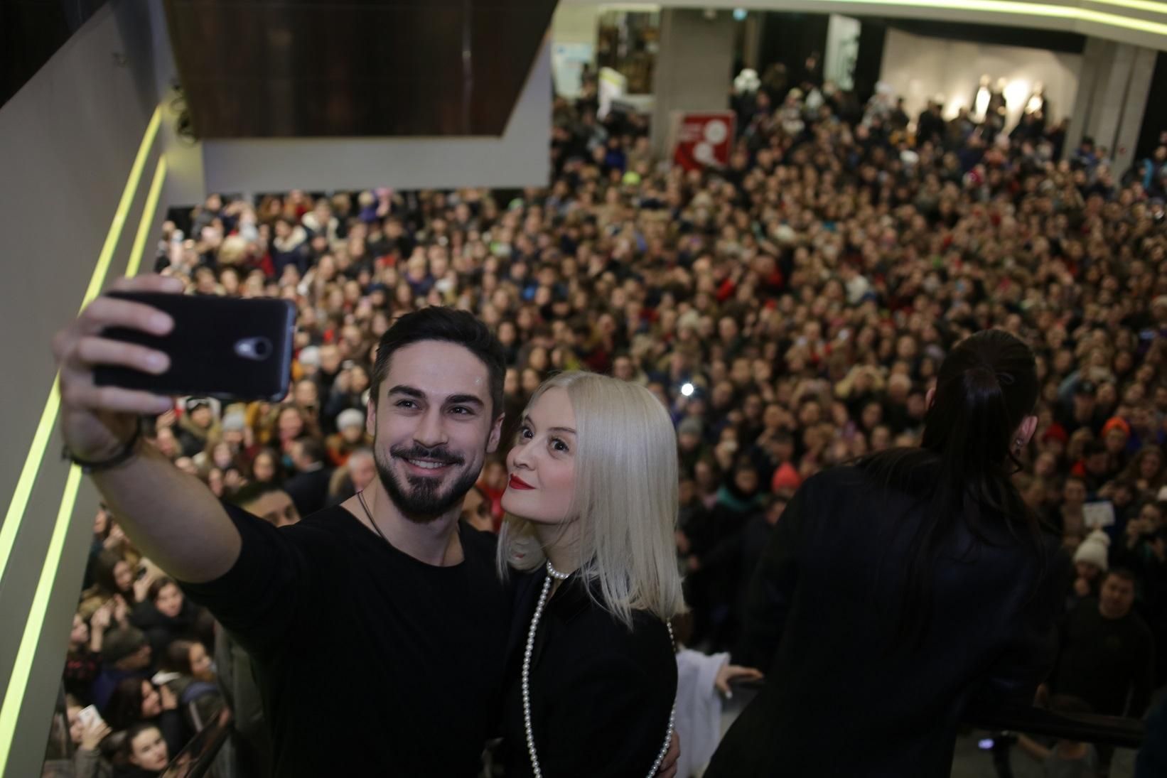 Сериал Школ: встреча с актерами - фото 9 тысяч фанатов в Gulliver Сериал Школ: встреча с актерами - фото 9 тысяч фанатов в Gulliver