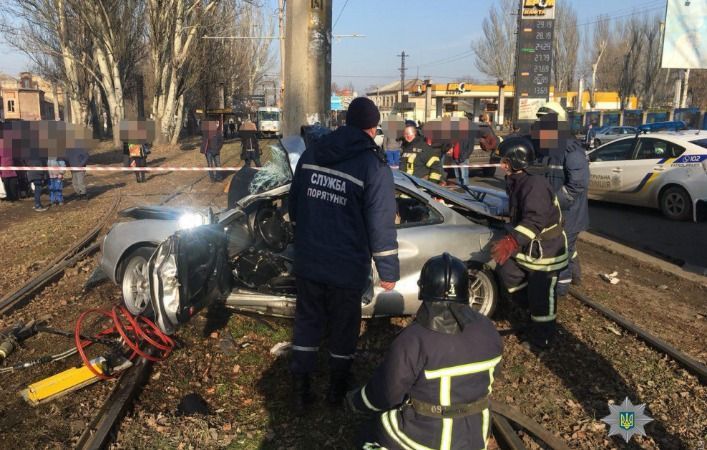 Смертельна ДТП в Одесі: Toyota не розминулась зі стовпом