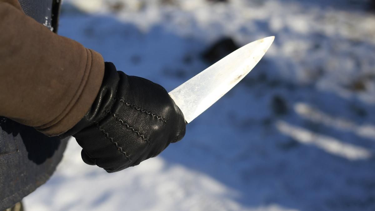 Мужчина с ножом напал на школьницу в Харькове