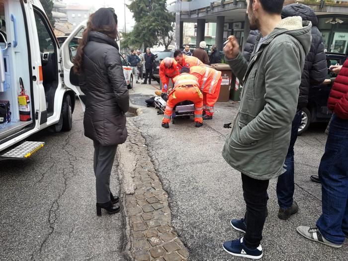 В італійському місті невідомі відкрили вогонь по перехожих, є поранені