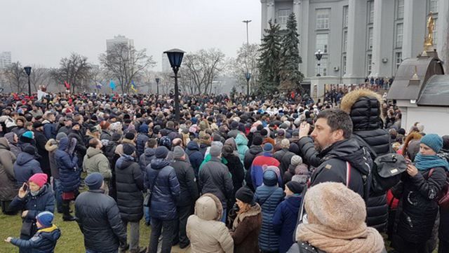 У Києві відбулись сутички між прихожанами "монастиря" УПЦ МП та активістами: фото з місця подій