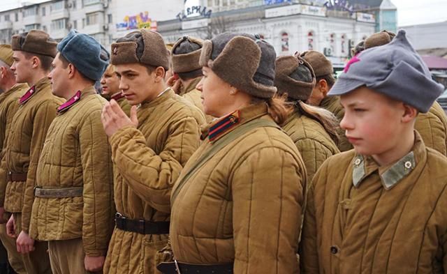 Ватники і прапори СРСР: у Криму відзначили річницю Сталінградської битви