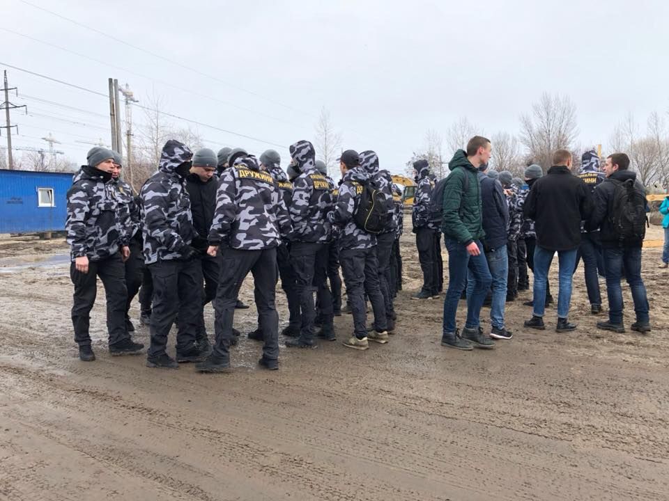 У Києві члени "Національної дружини" валили паркан законного будівництва: втрутилася поліція