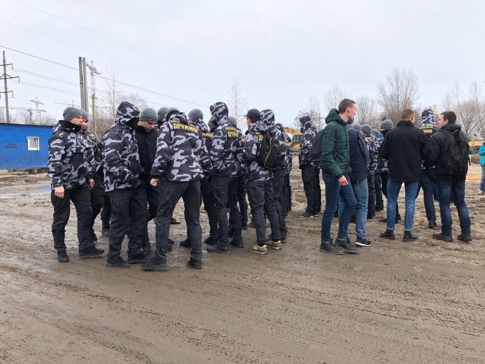 В Киеве члены "Национальной дружины" валили забор законного строительства: вмешалась полиция
