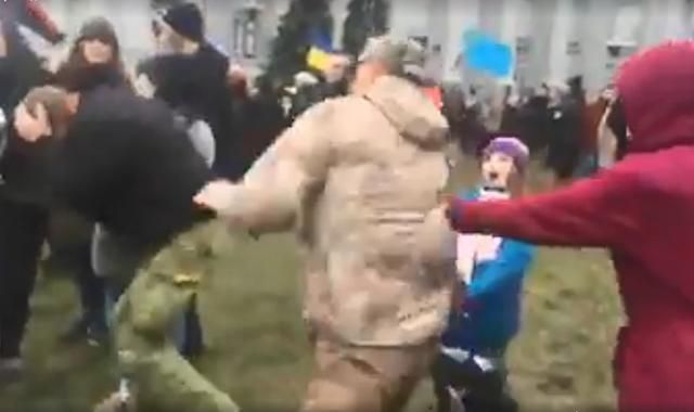 Столкновения под Десятинной церковью: подрались двое известных активистов Столкновения под Десятинной церковью: подрались двое известных активистов