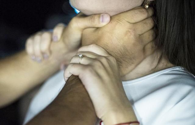 У Києві знайшли задушеною жінку: жертва була голою та лежала у під’їзді У Києві знайшли задушеною жінку: жертва була голою та лежала у під’їзді