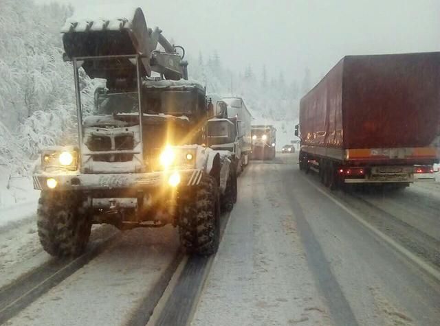 Потужний снігопад атакує Закарпаття: заблоковані дороги, знеструмлені села Потужний снігопад атакує Закарпаття: заблоковані дороги, знеструмлені села
