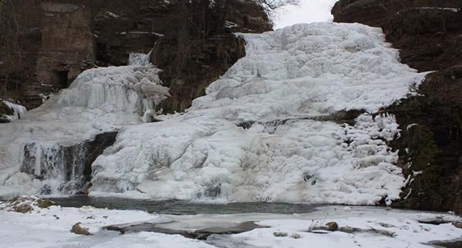 Замерз самый большой равнинный водопад Украины: невероятные фото