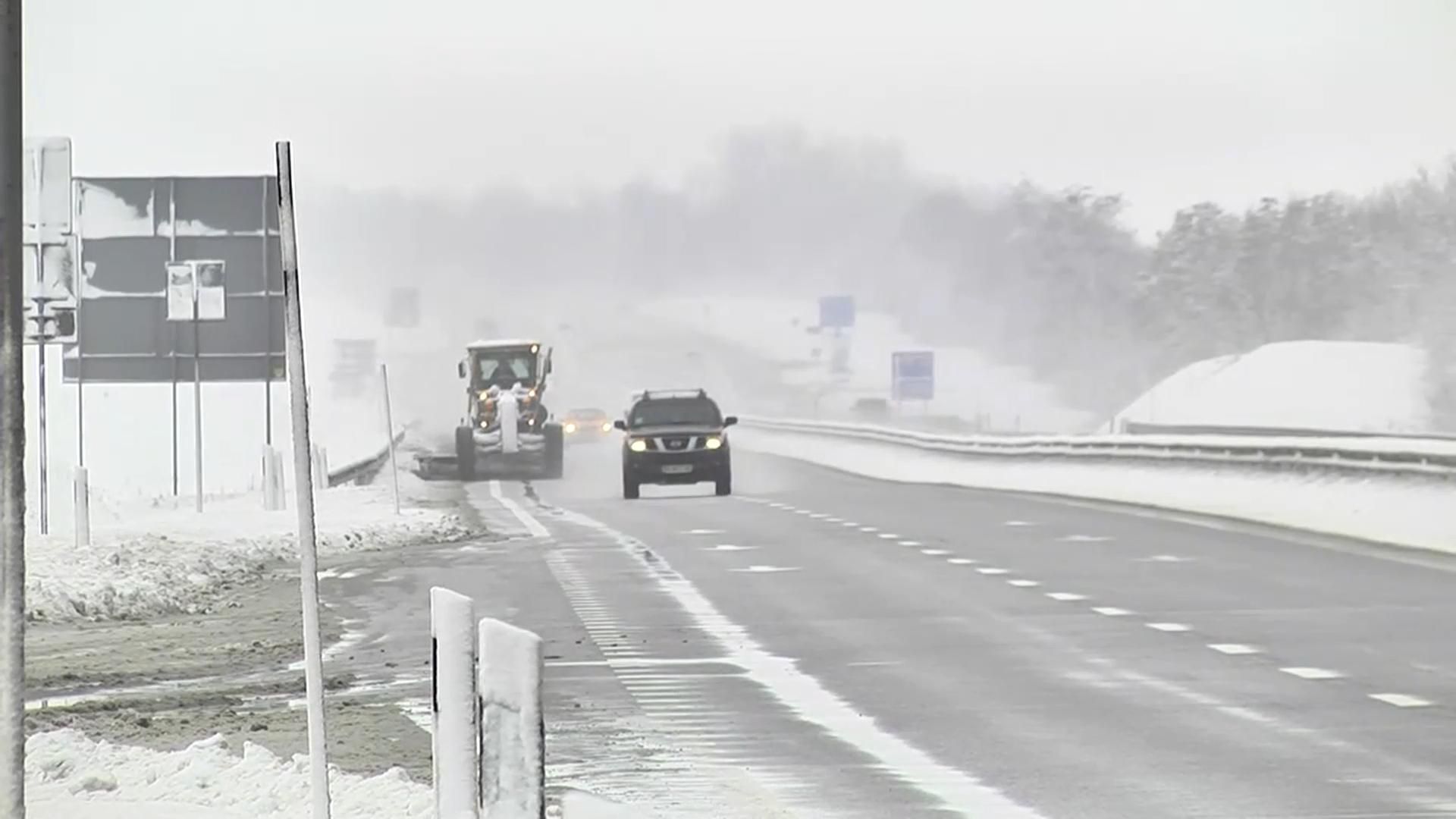 Негода в Україні: якою є ситуація на дорогах Львівщини Негода в Україні: якою є ситуація на дорогах Львівщини