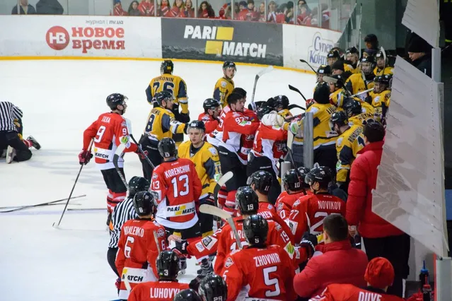 Українські хокеїсти влаштували масову бійку під час гри 
