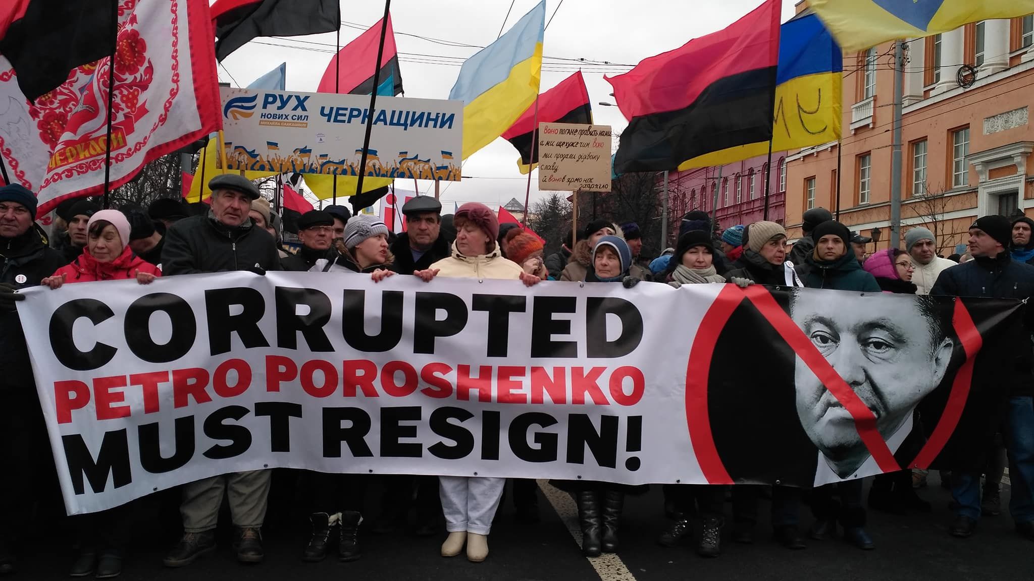В Киеве тысячи людей требуют отставки Порошенко: яркие фото и видео