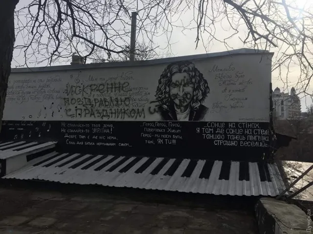Вандали розмалювали стіну Кузьми Скрябіна в Одесі