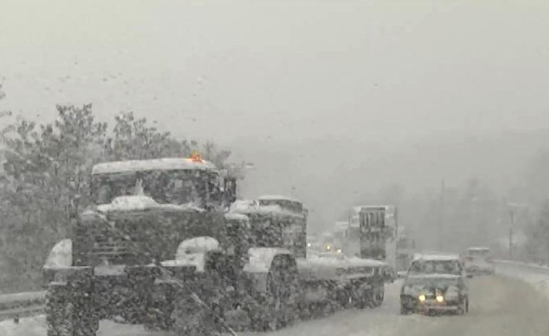 На западе Украины расчищают последствия снегопада и готовятся к новым осадкам
