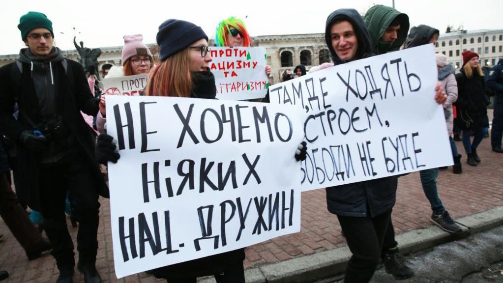 У Києві вийшли на марш проти "Національних дружин": фото 