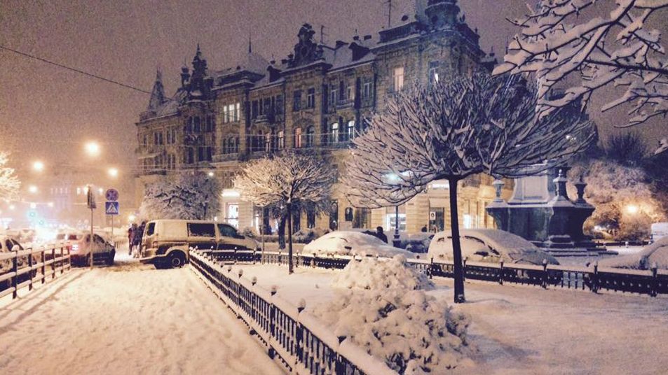 Львов засыпало снегом: сказочные фото древнего города