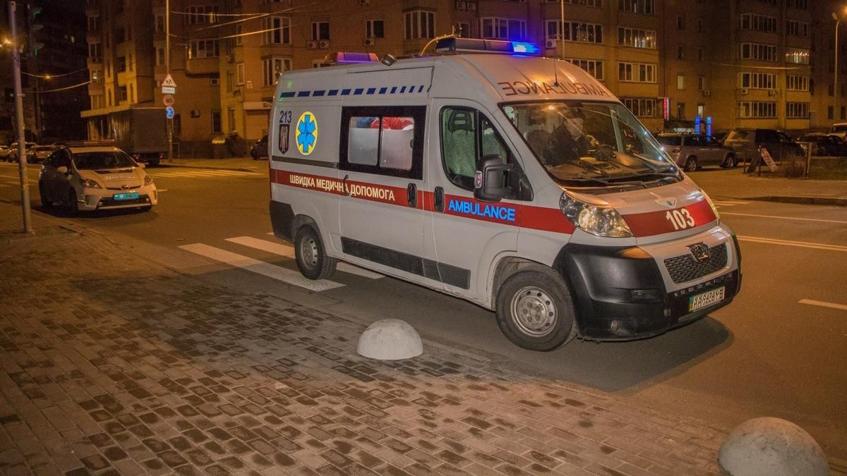 У Києві невідомі відкрили вогонь по чоловікові: фото та відео з місця події