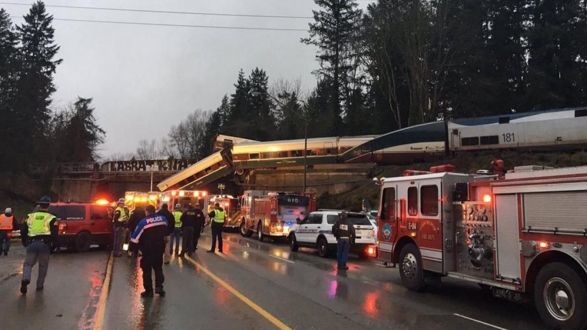 З'явилось перше відео з місця смертельної аварії потягів у США З'явилось перше відео з місця смертельної аварії потягів у США