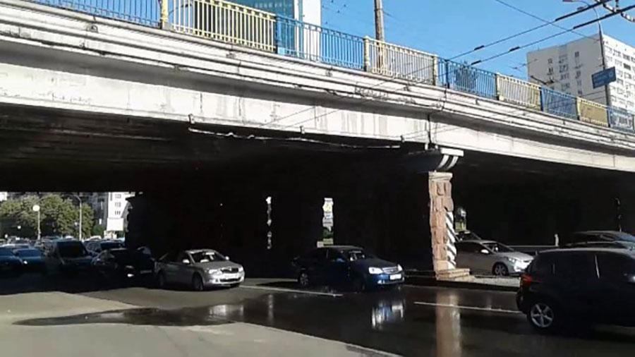 В Киеве рассыпается мост: бетон падает на тротуар