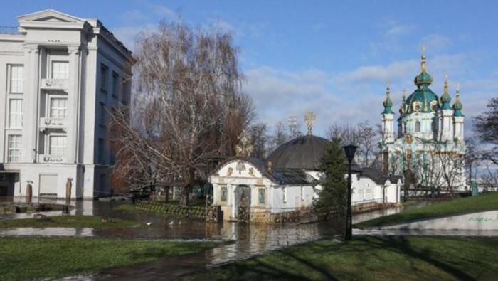 Скандал навколо каплиці УПЦ МП у Києві: небайдужі вийшли на акцію підтримки