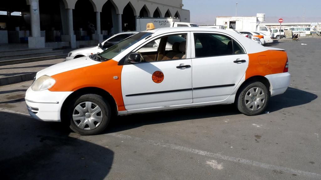 Влада Оману вперше дозволила жінкам водити таксі