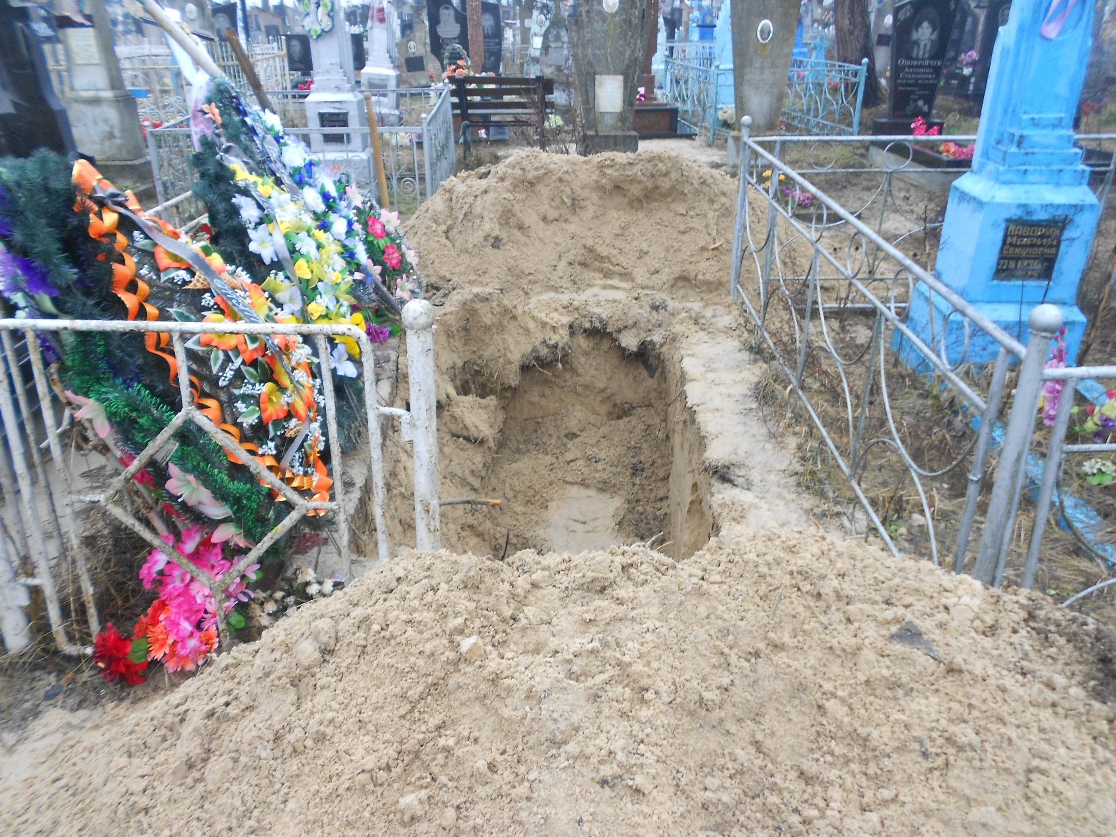 На Ровенщине сын совершил надругательство над могилой матери На Ровенщине сын совершил надругательство над могилой матери