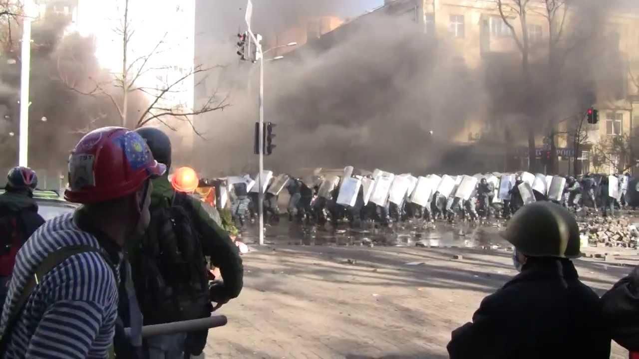 В сети посекундно воссоздали кровавый разгон евромайдановцев 2014 года В сети посекундно воссоздали кровавый разгон евромайдановцев 2014 года