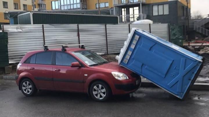 Курйозна ДТП у Києві: жінку залило каловими масами Курйозна ДТП у Києві: жінку залило каловими масами