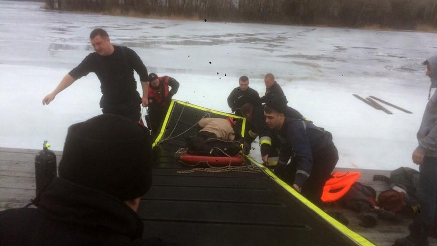 Трое мужчин провалились под лед в Днепре: фото спасения