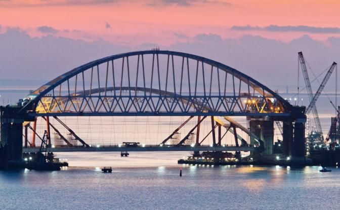 На Керченському мості встановлюють залізничні прольоти: опубліковано фото