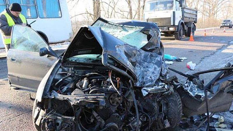 На Сумщине иномарка на большой скорости протаранила рейсовый автобус: жуткие фото, видео На Сумщине иномарка на большой скорости протаранила рейсовый автобус: жуткие фото, видео