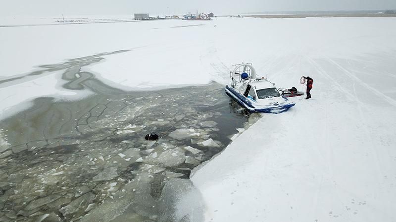 Микроавтобус с туристами провалился под лед в Эстонии: фото с места трагедии