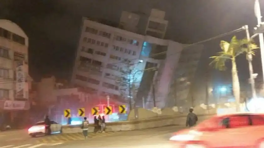 Мощное землетрясение произошло на Тайване: жуткие фото и видео