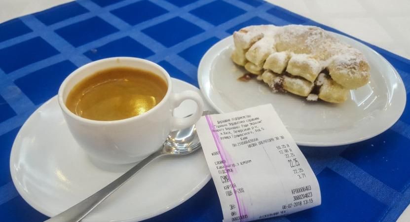 Депутатка ледь не з'їла торт із волосиною в їдальні Верховної Ради: журналіст показав фото Депутатка ледь не з'їла торт із волосиною в їдальні Верховної Ради: журналіст показав фото