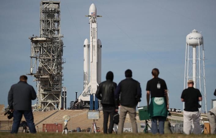 SpaceX запустила ракету-носитель Falcon Heavy с автомобилем Tesla на борту