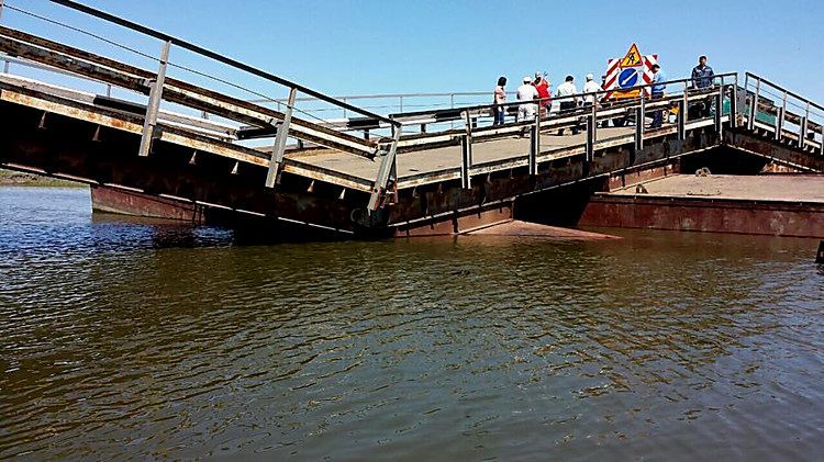 Міст російських військових пішов під воду: промовисті фото з космосу Міст російських військових пішов під воду: промовисті фото з космосу