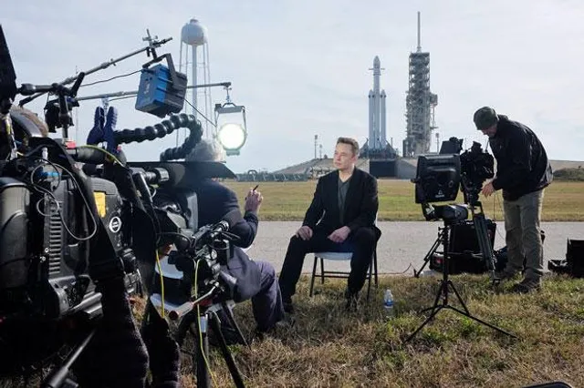 Илон Маск запускает ракету Falcon Heavy в космос