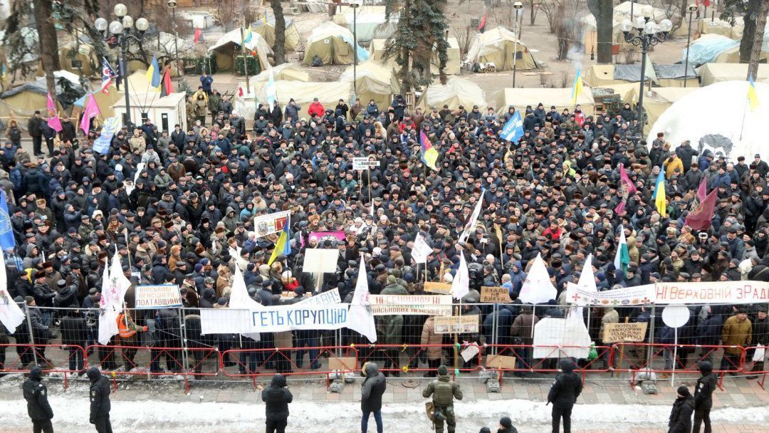 Несколько сотен пенсионеров вышли на протест под Верховную Раду
