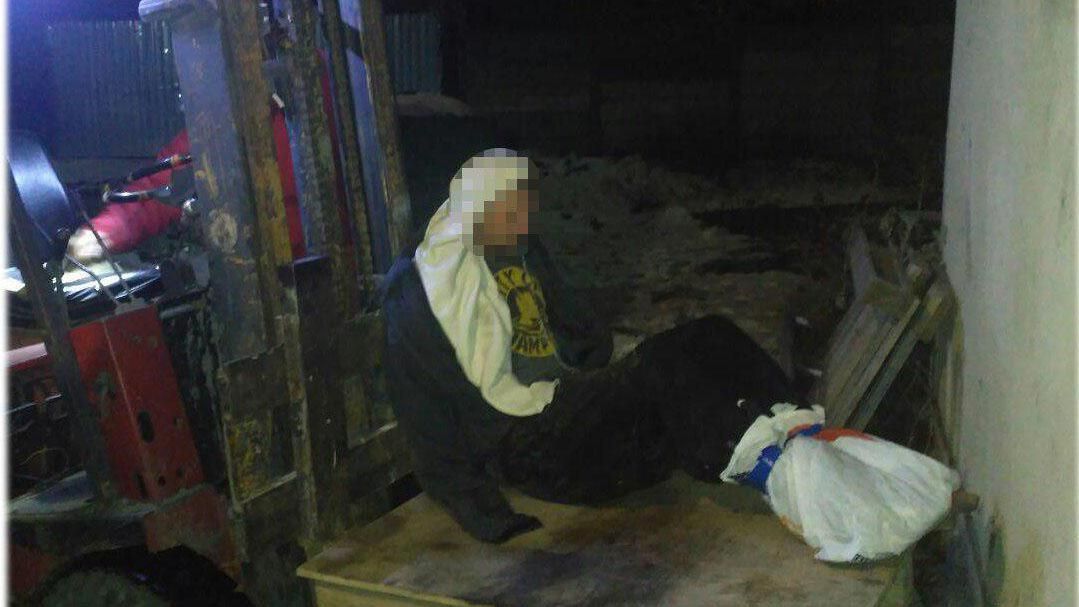 В Одесі врятували чоловіка, який примерз босими ногами до даху будинку В Одесі врятували чоловіка, який примерз босими ногами до даху будинку