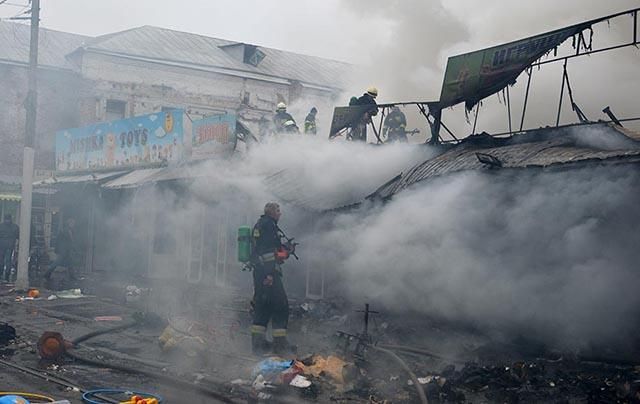 Масштабна пожежа спалахнула у кіосках Дніпра: фото та відео з місця події Масштабна пожежа спалахнула у кіосках Дніпра: фото та відео з місця події