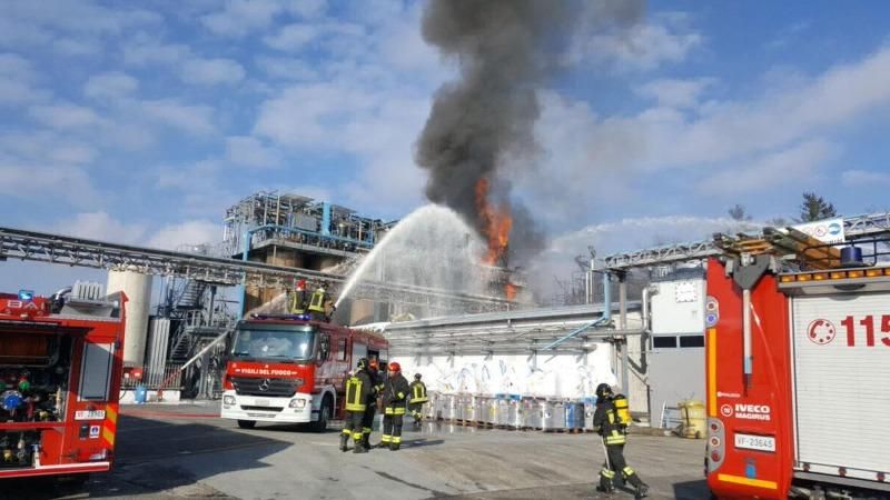 Потужний вибух прогримів на хімзаводі в Італії, є постраждалі: перші фото