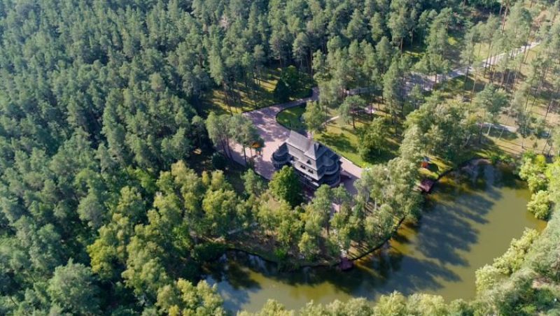 "Економія" та "скорочення": що сталося з державними резиденціями, дачами й автопарками протягом останніх 4 років