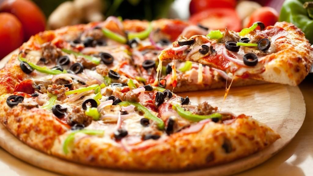 Во Львове посетители одного из заведений отравились пиццей