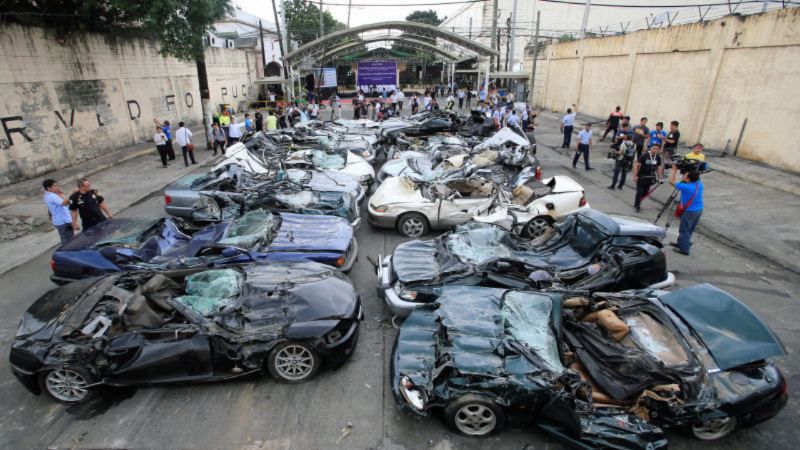 116 річниця митниці Філіппін: влада країни показово розтрощила 30 елітних автомобілів у присутності президента

