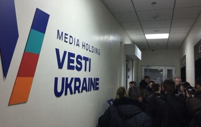 В редакцию "Вестей" пришли с обысками: есть фото В редакцию "Вестей" пришли с обысками: есть фото