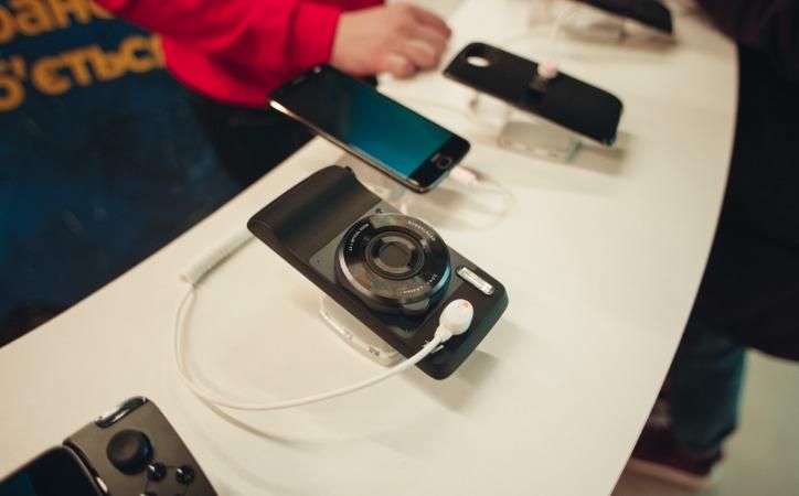 Запас міцності: Moto Z2 Force зареєстрував рекорд з падінь екраном униз без пошкоджень