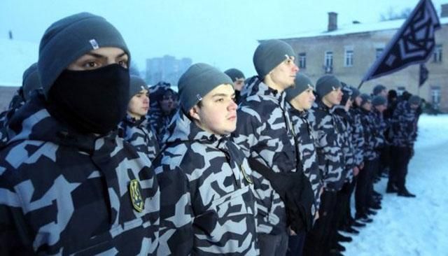 Билецкий объяснил, почему бойцы "Национальных дружин" скрывают лица балаклавами Билецкий объяснил, почему бойцы "Национальных дружин" скрывают лица балаклавами