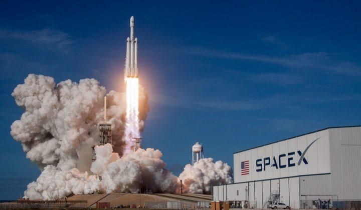 "Роскосмос" вважає SpaceX загрозою, але йому буде важко наздогнати Маска, – блогер по запуск Falcon Heavу