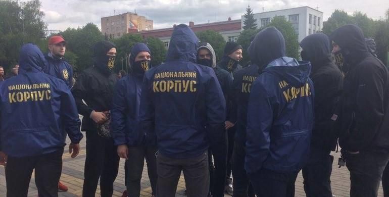 У Києві "Нацкорпус" побив комуністів, які роздавали провокативні листівки: відео