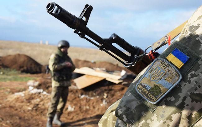 Украинских военных на Донбассе обстреляли с территории России