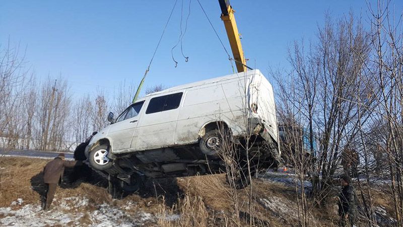 Мікроавтобус волонтерів потрапив у ДТП на Запоріжжі: з'явились фото